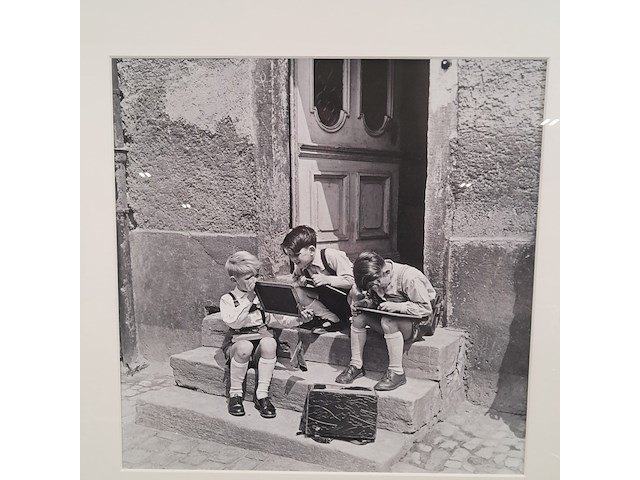 Afbeelding in lijst, hille kleinstra, schooljongens bezig met lei en griffel - afbeelding 3 van  6