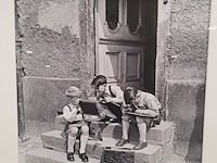 Afbeelding in lijst, hille kleinstra, schooljongens bezig met lei en griffel - afbeelding 3 van  6