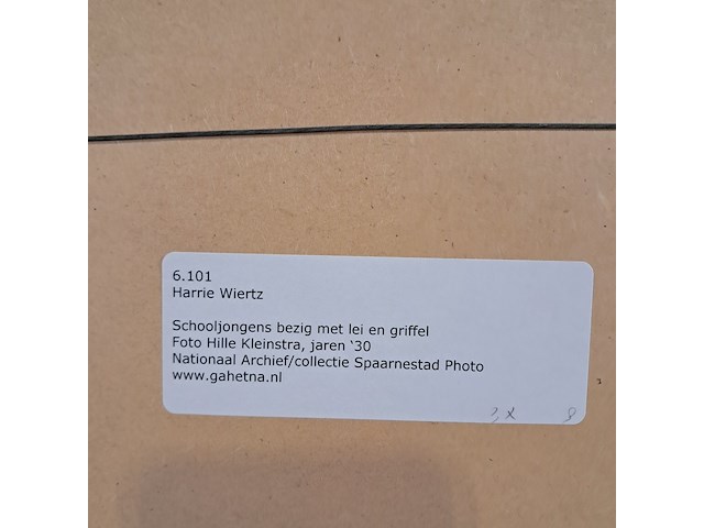 Afbeelding in lijst, hille kleinstra, schooljongens bezig met lei en griffel - afbeelding 6 van  6