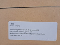 Afbeelding in lijst, hille kleinstra, schooljongens bezig met lei en griffel - afbeelding 6 van  6