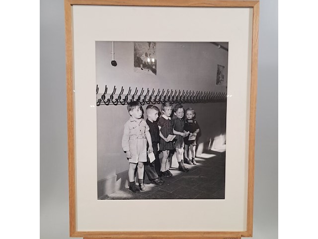 Afbeelding in lijst, in de gang bij de kapstok in de rij voor de schoolarts - afbeelding 1 van  5