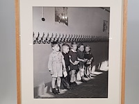 Afbeelding in lijst, in de gang bij de kapstok in de rij voor de schoolarts - afbeelding 1 van  5