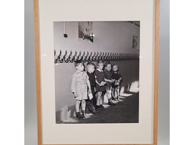 Afbeelding in lijst, in de gang bij de kapstok in de rij voor de schoolarts - afbeelding 2 van  5