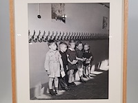 Afbeelding in lijst, in de gang bij de kapstok in de rij voor de schoolarts - afbeelding 2 van  5