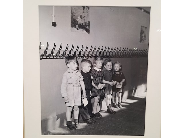 Afbeelding in lijst, in de gang bij de kapstok in de rij voor de schoolarts - afbeelding 3 van  5