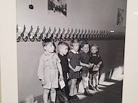 Afbeelding in lijst, in de gang bij de kapstok in de rij voor de schoolarts - afbeelding 3 van  5