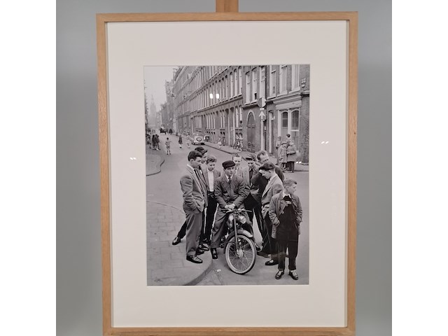 Afbeelding in lijst, louis van paridon, nozems bij een bromfiets ('buikschuiver'), amsterdam - afbeelding 1 van  6