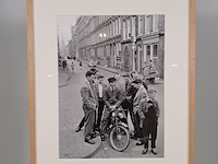Afbeelding in lijst, louis van paridon, nozems bij een bromfiets ('buikschuiver'), amsterdam