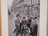 Afbeelding in lijst, louis van paridon, nozems bij een bromfiets ('buikschuiver'), amsterdam - afbeelding 2 van  6