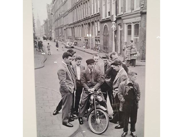 Afbeelding in lijst, louis van paridon, nozems bij een bromfiets ('buikschuiver'), amsterdam - afbeelding 3 van  6