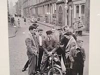 Afbeelding in lijst, louis van paridon, nozems bij een bromfiets ('buikschuiver'), amsterdam - afbeelding 3 van  6