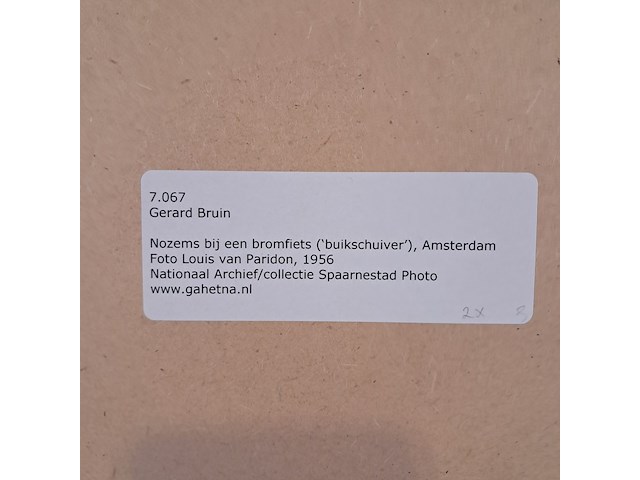 Afbeelding in lijst, louis van paridon, nozems bij een bromfiets ('buikschuiver'), amsterdam - afbeelding 6 van  6