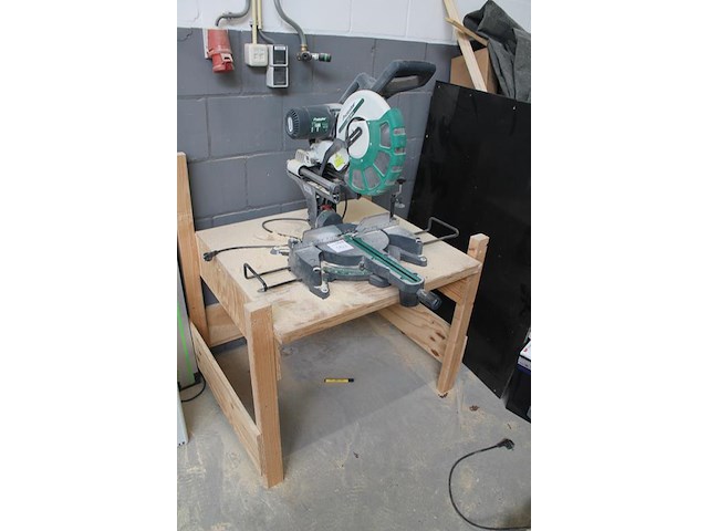 Afkort-/verstekzaag holzstar kgz 305 e op tafel. bouwjaar 2020. - afbeelding 2 van  4