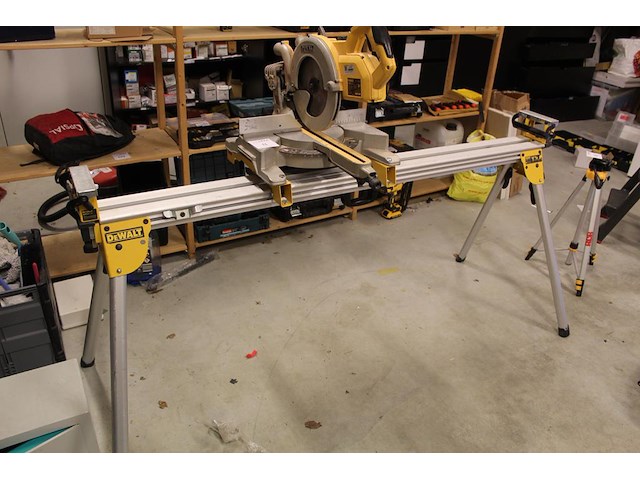 Afkortzaag dewalt dws778 met zaagtafel dewalt inklapbaar - afbeelding 1 van  5
