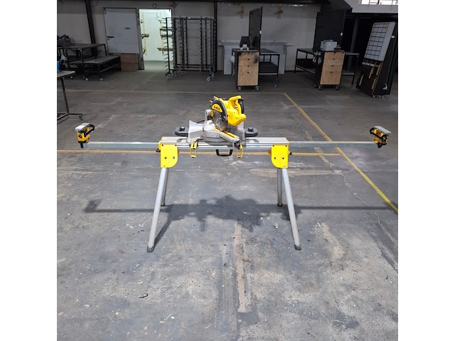 Afkortzaag met onderstel dewalt, dw774 - afbeelding 1 van  13