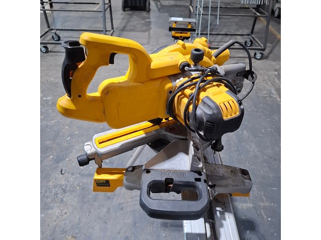 Afkortzaag met onderstel dewalt, dw774 - afbeelding 8 van  13