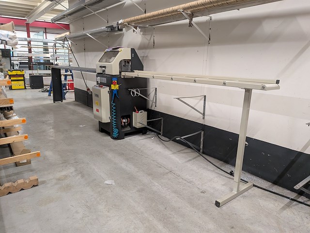 Afkortzaagmachine met aan en afvoerbaan tugra, 2ac-400, bouwjaar 2019 - afbeelding 1 van  13