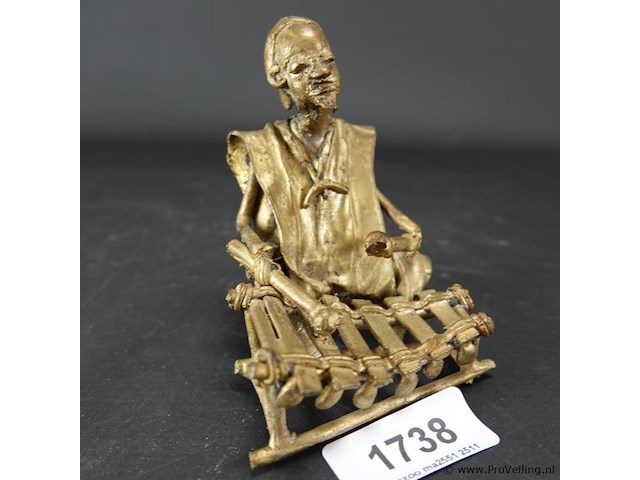 Afrikaanse bronzen balafon speler - afbeelding 1 van  5
