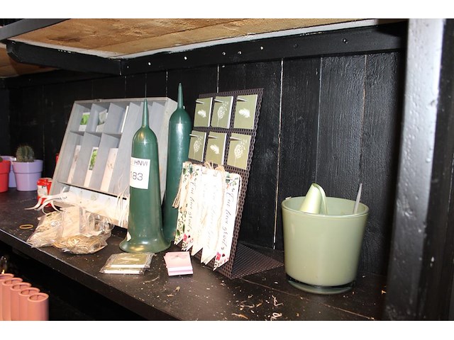 Afscheidslinten en kaarten op schap. - afbeelding 1 van  2