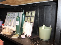 Afscheidslinten en kaarten op schap. - afbeelding 1 van  2