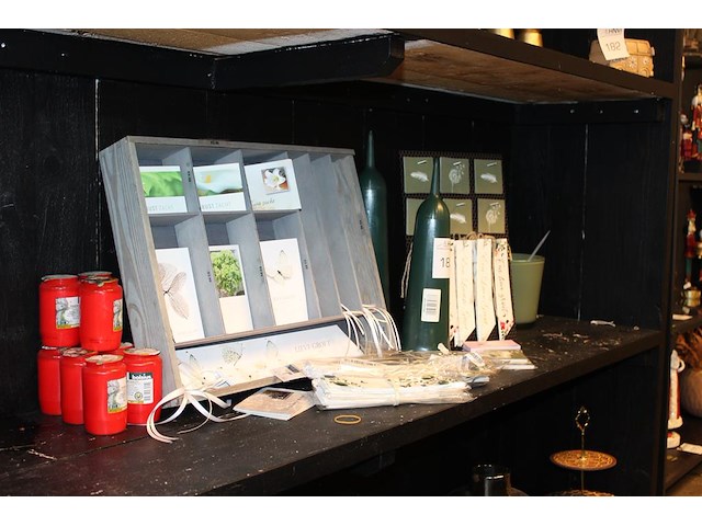 Afscheidslinten en kaarten op schap. - afbeelding 2 van  2