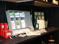 Afscheidslinten en kaarten op schap. - afbeelding 2 van  2