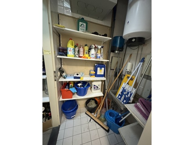 Afvalbak en divers schoonmaakgerief - afbeelding 1 van  5