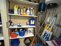 Afvalbak en divers schoonmaakgerief - afbeelding 1 van  5