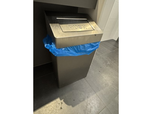 Afvalbak en divers schoonmaakgerief - afbeelding 2 van  5