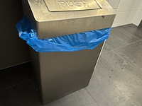 Afvalbak en divers schoonmaakgerief - afbeelding 2 van  5