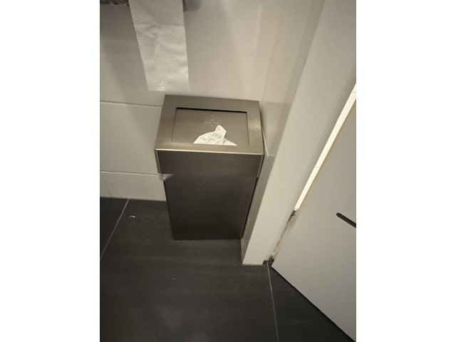 Afvalbak en divers schoonmaakgerief - afbeelding 4 van  5