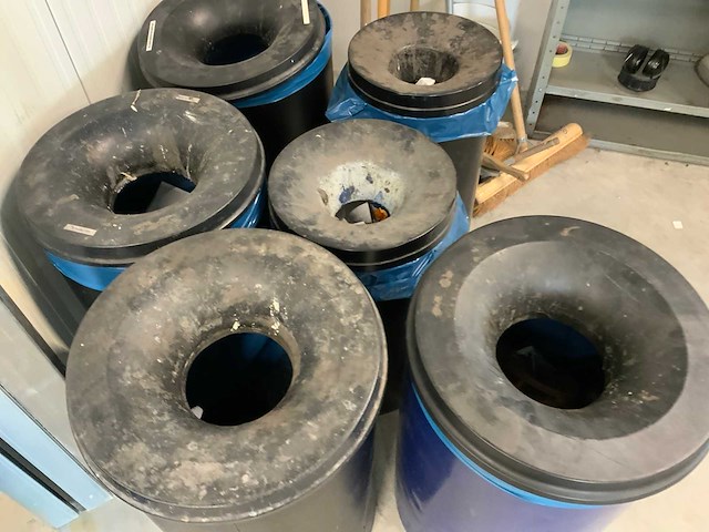 Afvalbakken en schoonmaakgerei - afbeelding 4 van  8