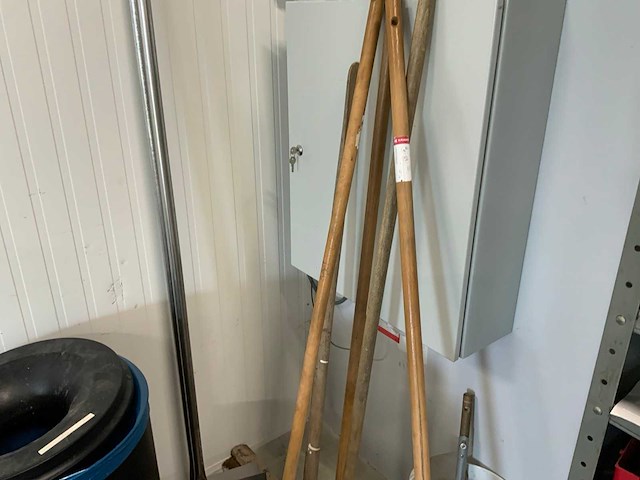 Afvalbakken en schoonmaakgerei - afbeelding 8 van  8