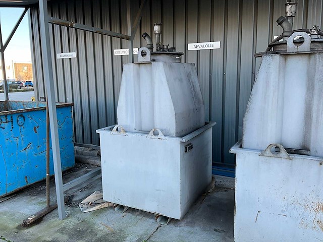 Afvalolietank - afbeelding 1 van  3