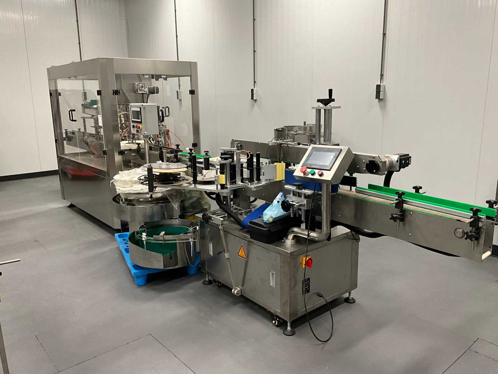 Afvullijnen, productie machines, draaitafels, mengketels, productiematerialen voor de cosmetica industrie