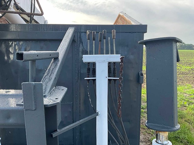 Afzet afvalcontainer met laadkraan - afbeelding 12 van  18