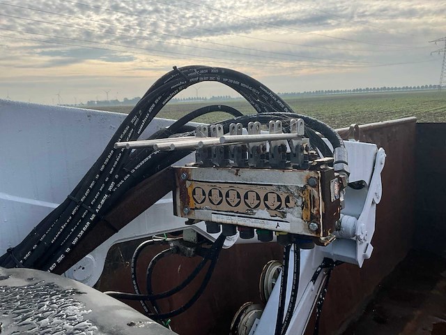 Afzet afvalcontainer met laadkraan - afbeelding 13 van  18