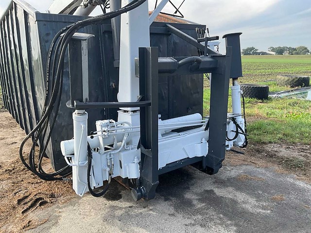 Afzet afvalcontainer met laadkraan - afbeelding 9 van  18