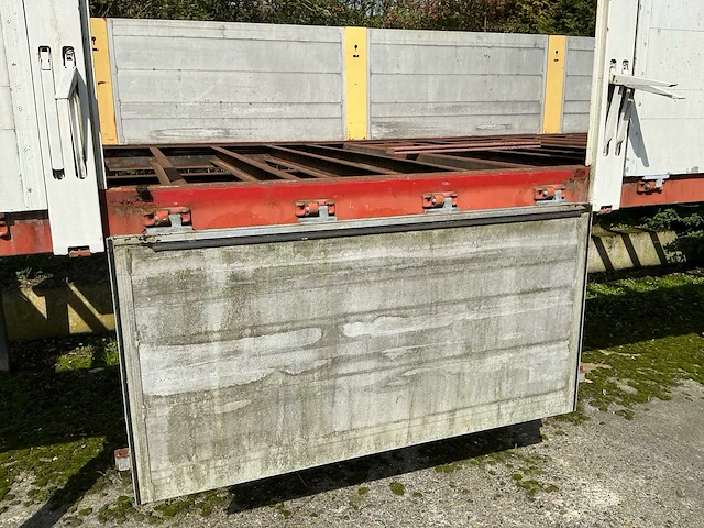 Afzetbaar vrachtwagenframe met twistlocks en aluminium schotten – 7.250 × 2.510 mm – zonder bodem - afbeelding 3 van  15