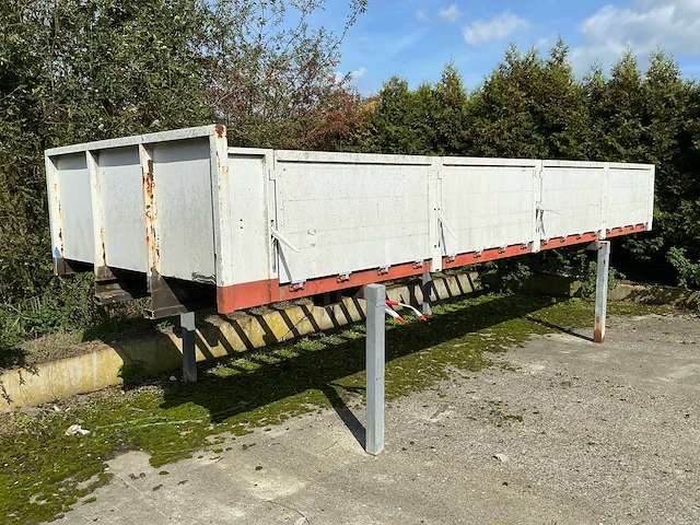 Afzetbaar vrachtwagenframe met twistlocks en aluminium schotten – 7.250 × 2.510 mm – zonder bodem - afbeelding 1 van  15