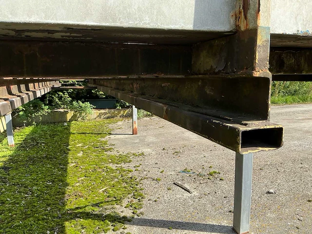Afzetbaar vrachtwagenframe met twistlocks en aluminium schotten – 7.250 × 2.510 mm – zonder bodem - afbeelding 12 van  15