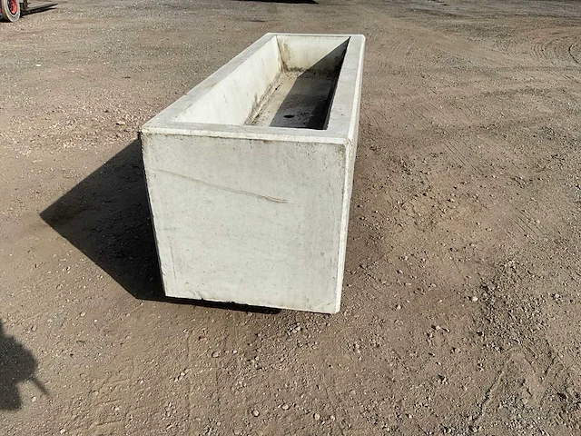 Afzetblok beton met bloembak 160 cm - afbeelding 1 van  6
