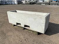 Afzetblok beton met bloembak 160 cm