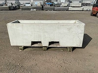 Afzetblok beton met bloembak 160 cm - afbeelding 2 van  6