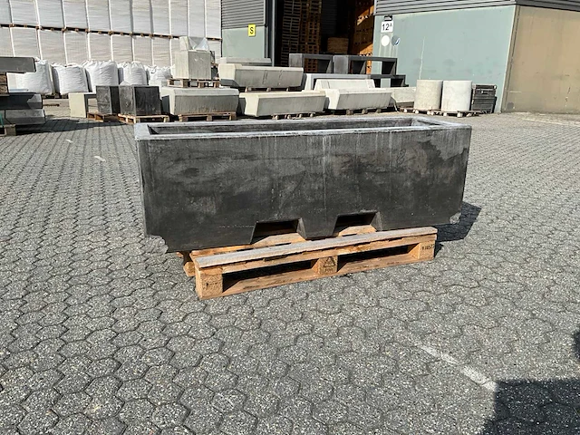 Afzetblok beton met bloembak antraciet 160 cm - afbeelding 3 van  9
