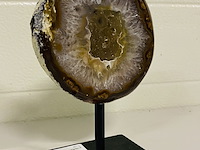 Agaat geode op metalen standaard - afbeelding 1 van  4