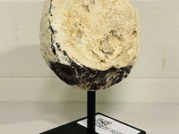 Agaat geode op metalen standaard - afbeelding 3 van  4