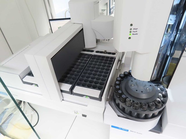 Agilent - 2019 - 8860 - gas chromatograaf systeem - afbeelding 10 van  18