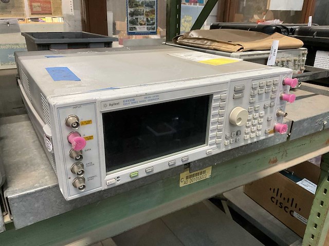 Agilent technologies e4433b signal generator - afbeelding 4 van  4