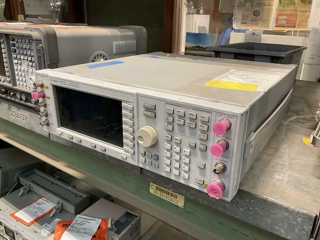 Agilent technologies e4433b signal generator - afbeelding 1 van  4